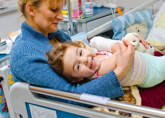 Frau_Kind_Krankenbett_